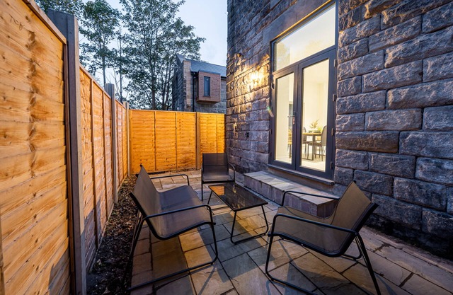 Bv Leeds 2 bedroom Townhouse With Private Parking