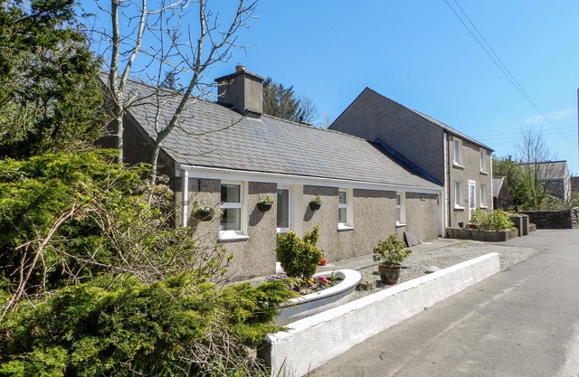 BWLCH YR AWEL COTTAGE, family friendly, with a garden in Penygroes