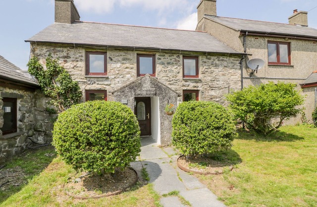 BWTHYN PENNANT, pet friendly, character holiday cottage in Porthmadog