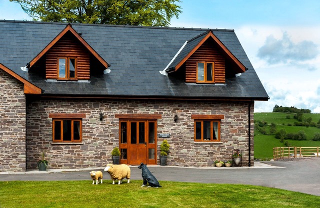 Bwthyn y Bannau - Four Bedroom House, Sleeps 9