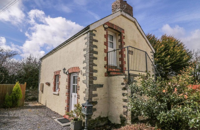 BWTHYN Y JACDO, pet friendly, character holiday cottage in Crymych