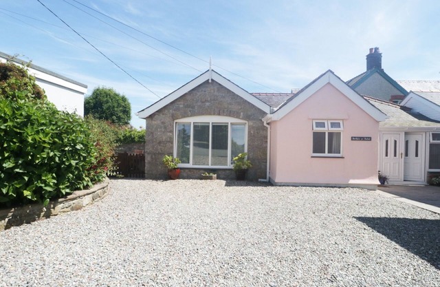 BWTHYN YR HAFOD, family friendly, with open fire in Benllech