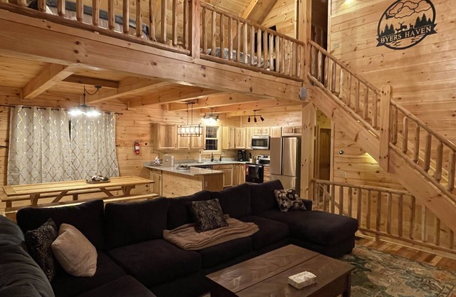 Byers Cabin Haven! 3 King beds & 5 Queen beds! LUXURY CABIN EXPERIENCE