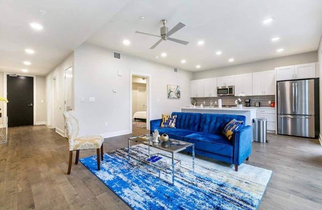 Bywater Getaway: 1BR Condo with Pool, Gym, Patio, Private Parking - Minutes to Downtown