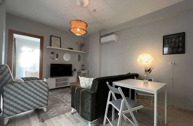 C-Charming 1-bedroom apartment with WiFi and AC in vibrant Istanbul