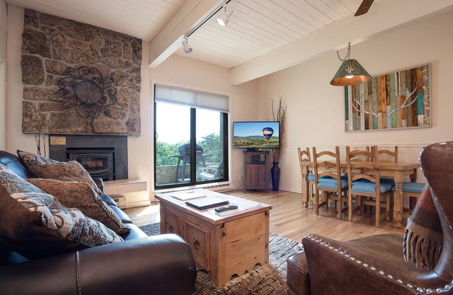 CA117 | Lovely Mountainside Condo | Steps from slopes | Winter Shuttle | Hot Tub