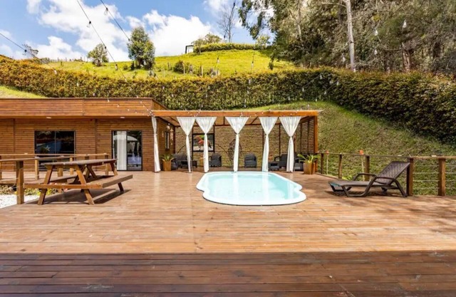 Cabaña en Guatape 21 personas , jacuzzi, piscina, billar.