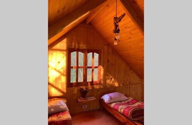 Cabaña entre los arboles encantadora