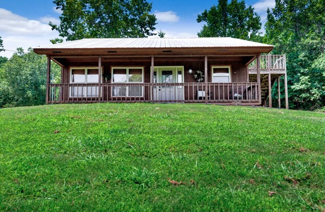 Cabin #3 - Fisherman's Landing/4 Bedroom Fishing Cabin w/Covered Boat Shelter