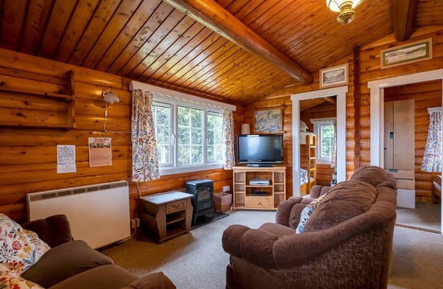 Cabin 74 is a pet-friendly, bronze graded, 2-bedroom self-catering log cabin sleeping 4 people (1 do