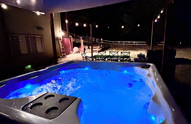 Cabin for 10! Steps to Main st Hot tub/firepit/BBQ