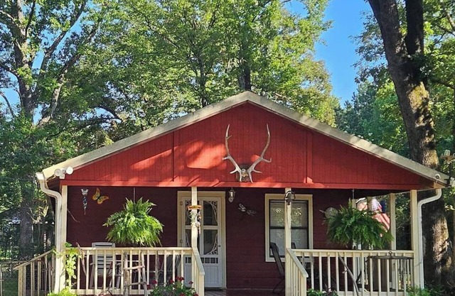 Cabin like setting on secluded wooded property 5 minutes from Caddo Lake
