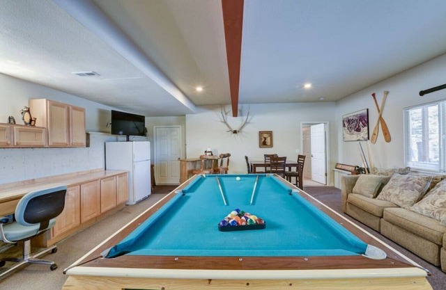 Cabin on 13 acres w/Pool Table & Jacuzzi Tub!