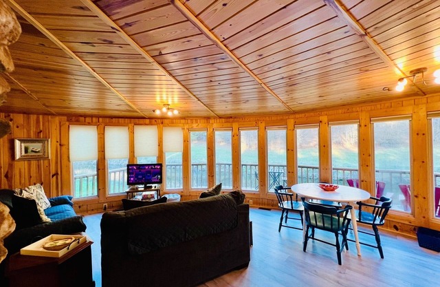 Cabin on the New River with large deck to enjoy!