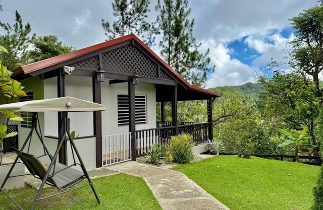 Cabin among Pines: Pool w Heat, Fire Pit and Mini Golf, for couples and families