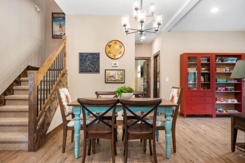 Cabin w Pvt Hot Tub-Outdoor TV-2 Bunk Rooms-Cmty Indoor Pool-Water View-Free Tickets