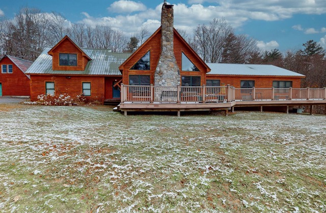 Cabin with gas fireplace, private washer/dryer, central AC, cable & fast WiFi