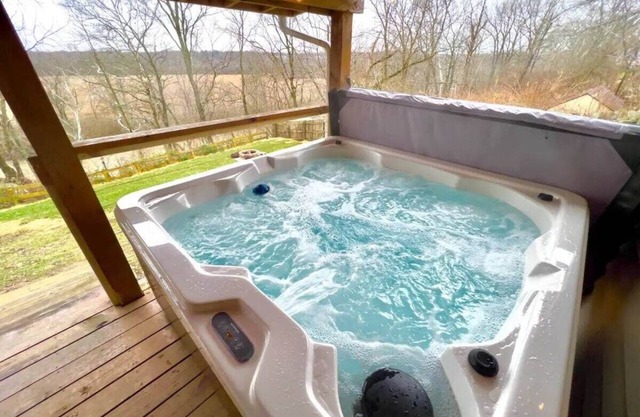 Cabin with hot tub and relaxing views!