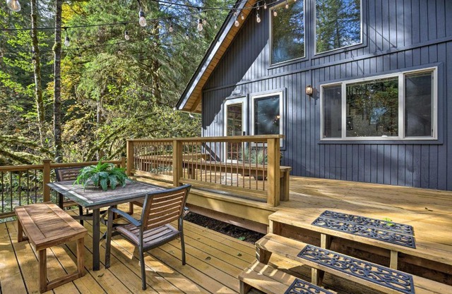 Cabin with Hot Tub about 18 Mi to Mt Baker Ski Area!