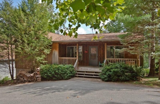 Cabin with wonderful mountain views, 2 BR/2 BA, sleeps 6