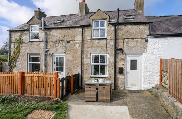 CAE PERSON, pet friendly, with open fire in Llangoed