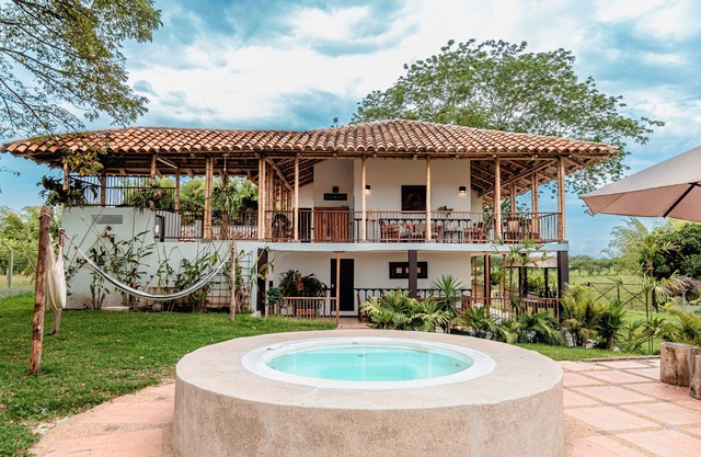 CafeCasas Finca Boutique: Jacuzzi and Parque del Cafe