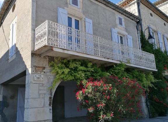 CAHORS SUD : Maison quercynoise avec vue sur place du village