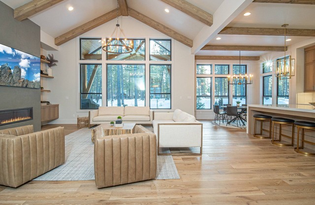 Caldera Retreat with Hot Tub, A/C & Game Room