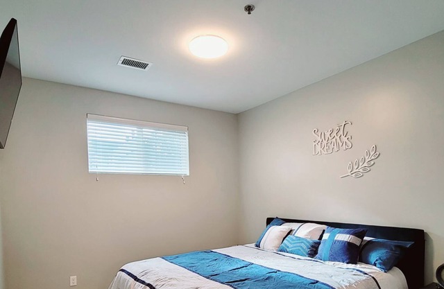 Cali-King bed 86"TV downtown next to Medical Mile.