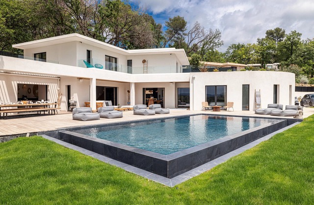 CALIFORNIAN VILLA IN GATED COMMUNITY