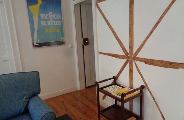 Calm and central Art Apartment with balcony