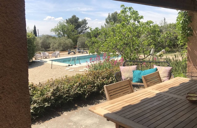 Calm and comfort in the south Luberon 35 minutes from Aix en Provence