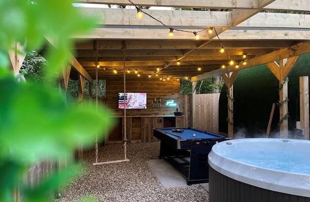 Calon Glamping Pod With Pond Views