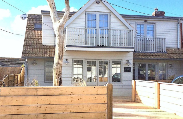 Camber Sands. Large luxury Beach House. HEATED HOT-TUB, pet friendly.