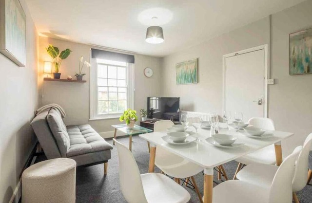 Cambridge 3 bedroom flat with private parking