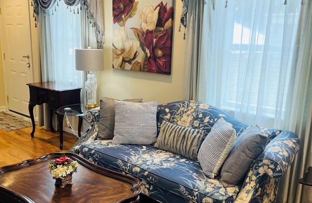 Cameron Grace Charming loft 1-bedroom apt in downtown Winchester