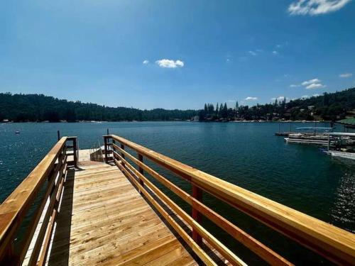 Camp Bass-Boat Dock-Lake Front-Sleeps 10