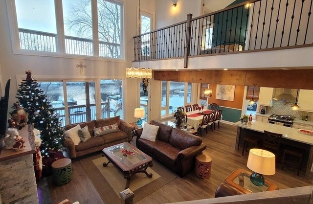 CAN-Luxury cottage by the water