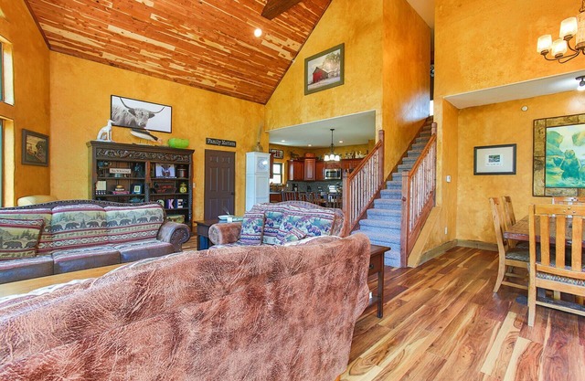 Can't miss 10-Bedroom Lakefront Lodge