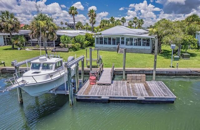 Canal-front home at Shell Point. Relax. Fish. Explore. Swim. Amazing Sunsets!