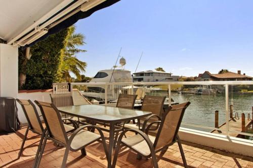 Canal Villa & Jetty-dolphin Views Walk-beachtown