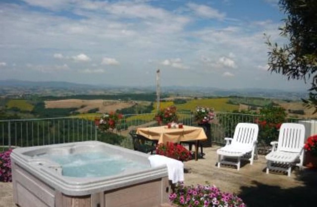 Canalicchio: Apartment within farmhouse and terrace with Jacuzzi for 4 persons