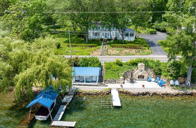Canandaigua Lake Front, Hot Tub, Fire pit, Kayaks, Game Room