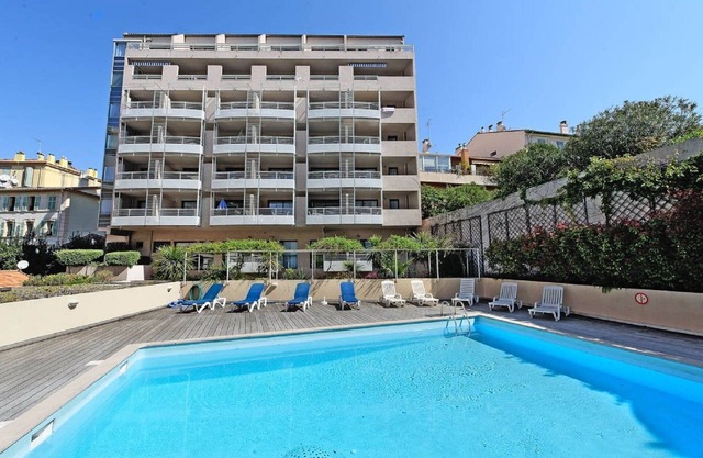 CANNES SUQUET FILM FESTIVALS PALAIS, CROISETTE , BEACHES AT 50M + TERRACE & POOL