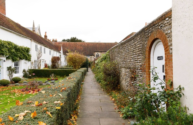 Canon Gate , Chichester Cathedral - sleeps 4 guests in 2 bedrooms