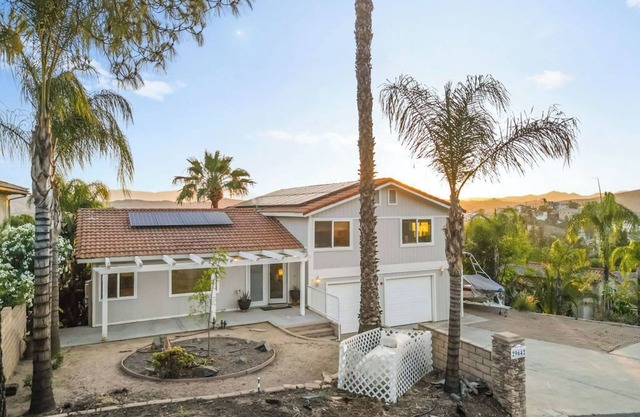 Canyon Lake Getaway Mid-Term Rental | 5-BR House Canyon Lake, Riverside | Pool Spa Golf