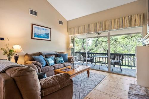 Canyon Lake Spacious w Balcony Pool & Comfy Beds