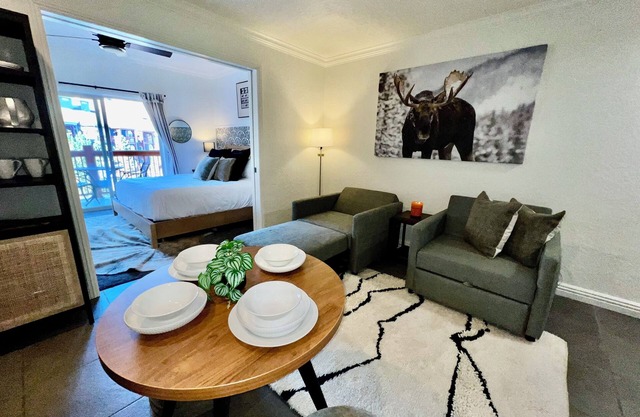 CANYONS VILLAGE SKI IN OUT - 1 bdrm condo, VIEWS, steam shower, steps to GONDOLA