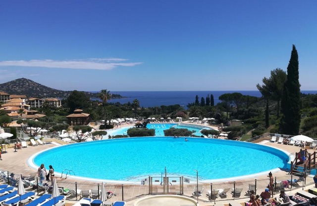 CAP ESTEREL appartement climatisé dans le centre du village vacances