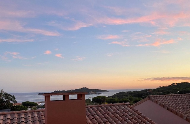 CAP SUD 83 - Apartment T3 comfortable sea view 200m from the beaches